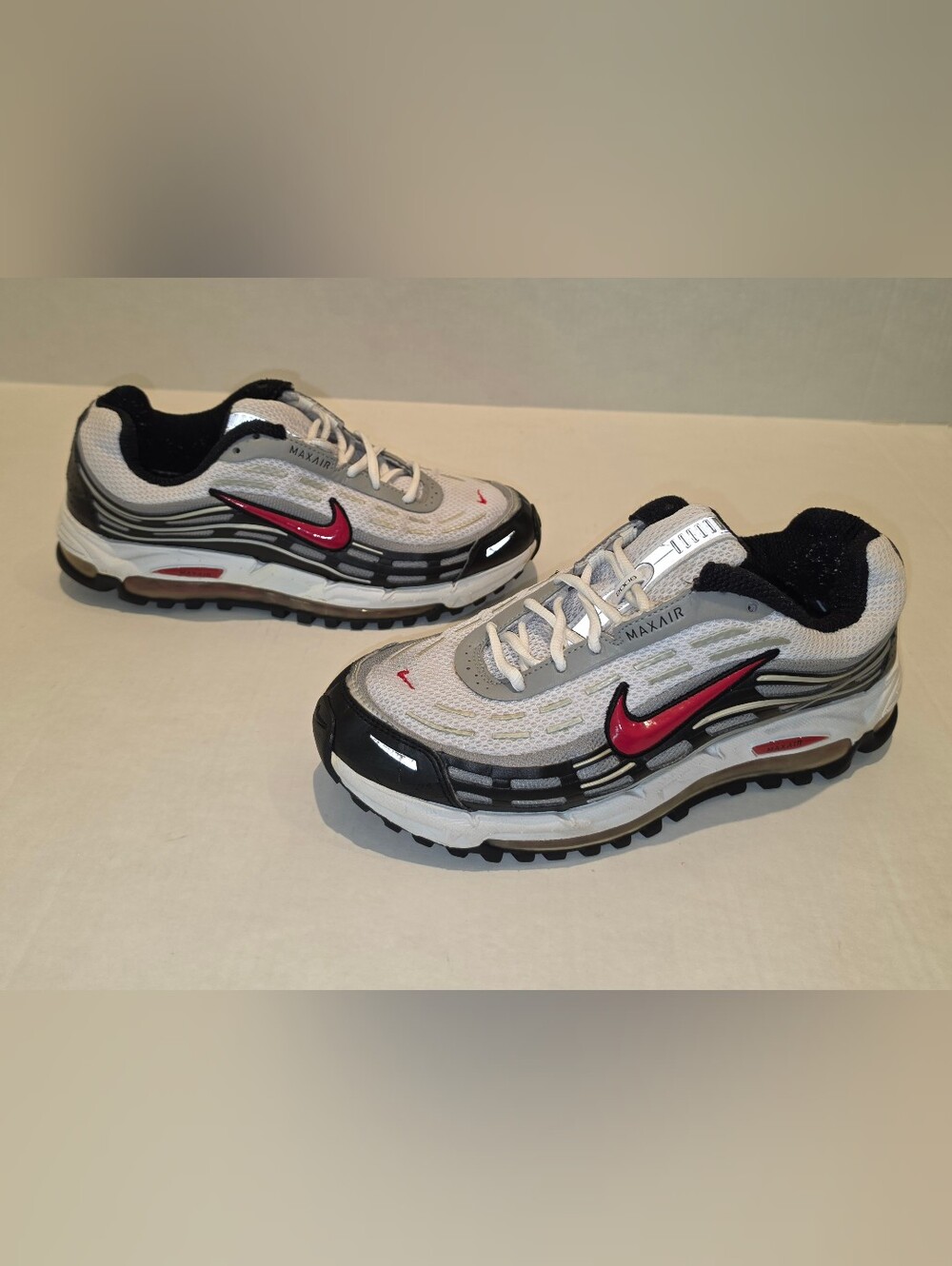 Nike Men's Air Max TL 2.5 Wht/Gry/Blk Sneakers with Red Swoosh Sz 9